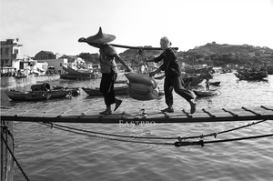 Redge Solley 'Hong Kong in the 60s' unloading - framed print